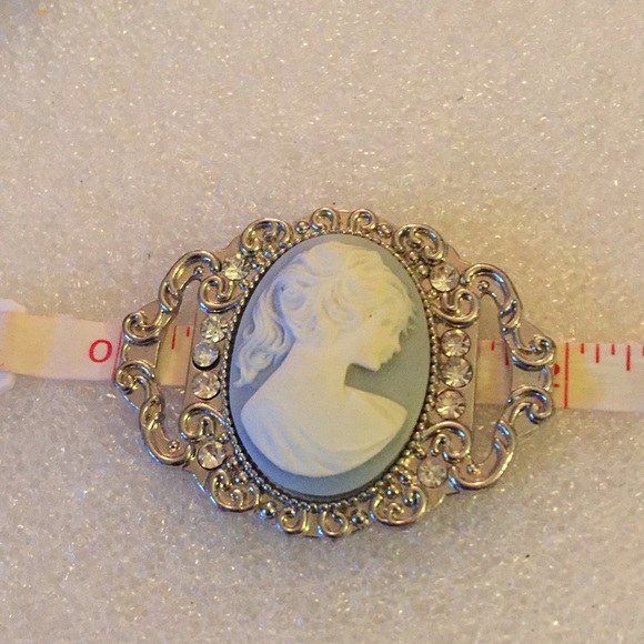 Vintage lucite cameo pendent - Picture 4 of 4